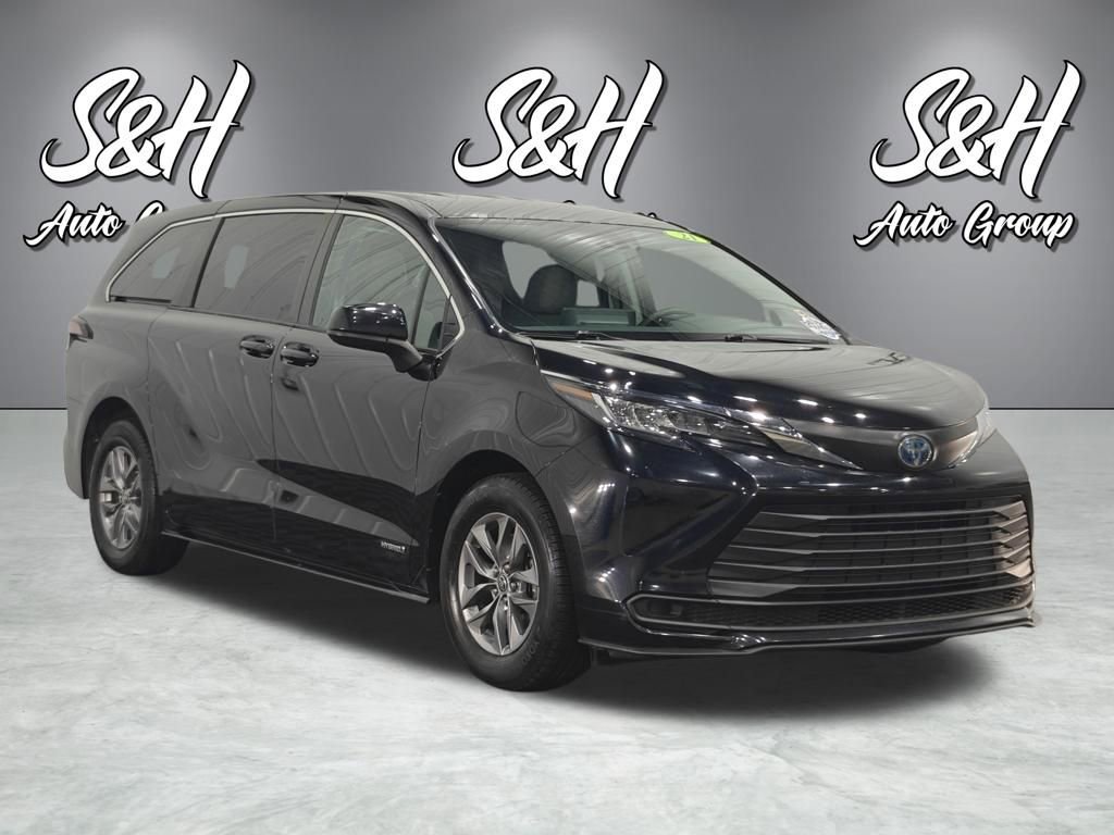 Used 2021 Toyota Sienna LE FWD image 2