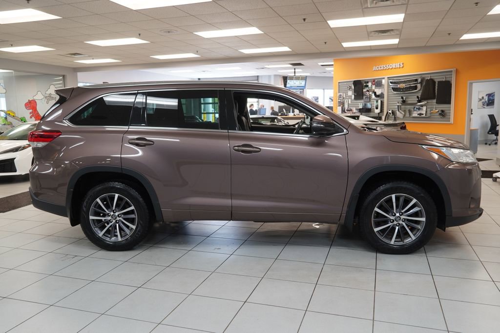 Used 2017 Toyota Highlander XLE AWD/4WD image 14
