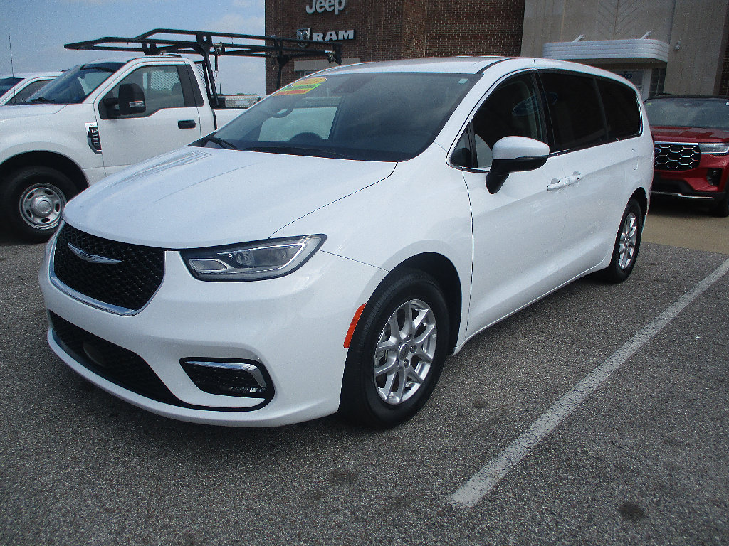 Used 2023 Chrysler Pacifica Touring-L FWD image 3