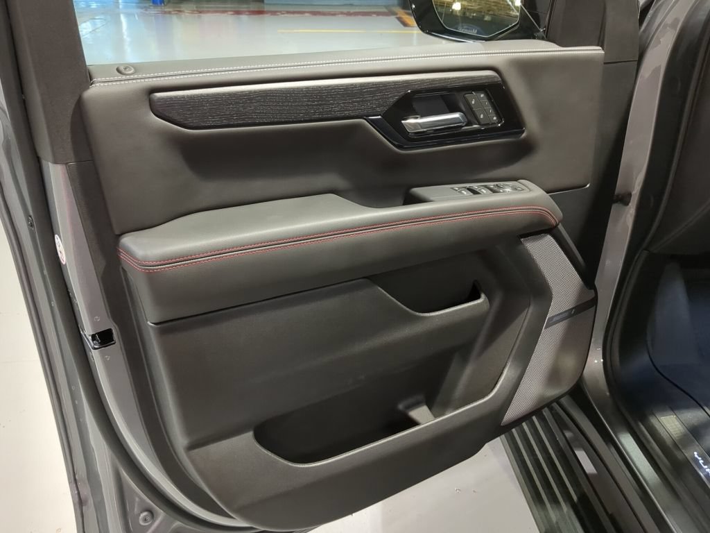 Used 2026 GMC Yukon AT4 Ultimate w/ LPO, Illumination Package AWD/4WD image 14
