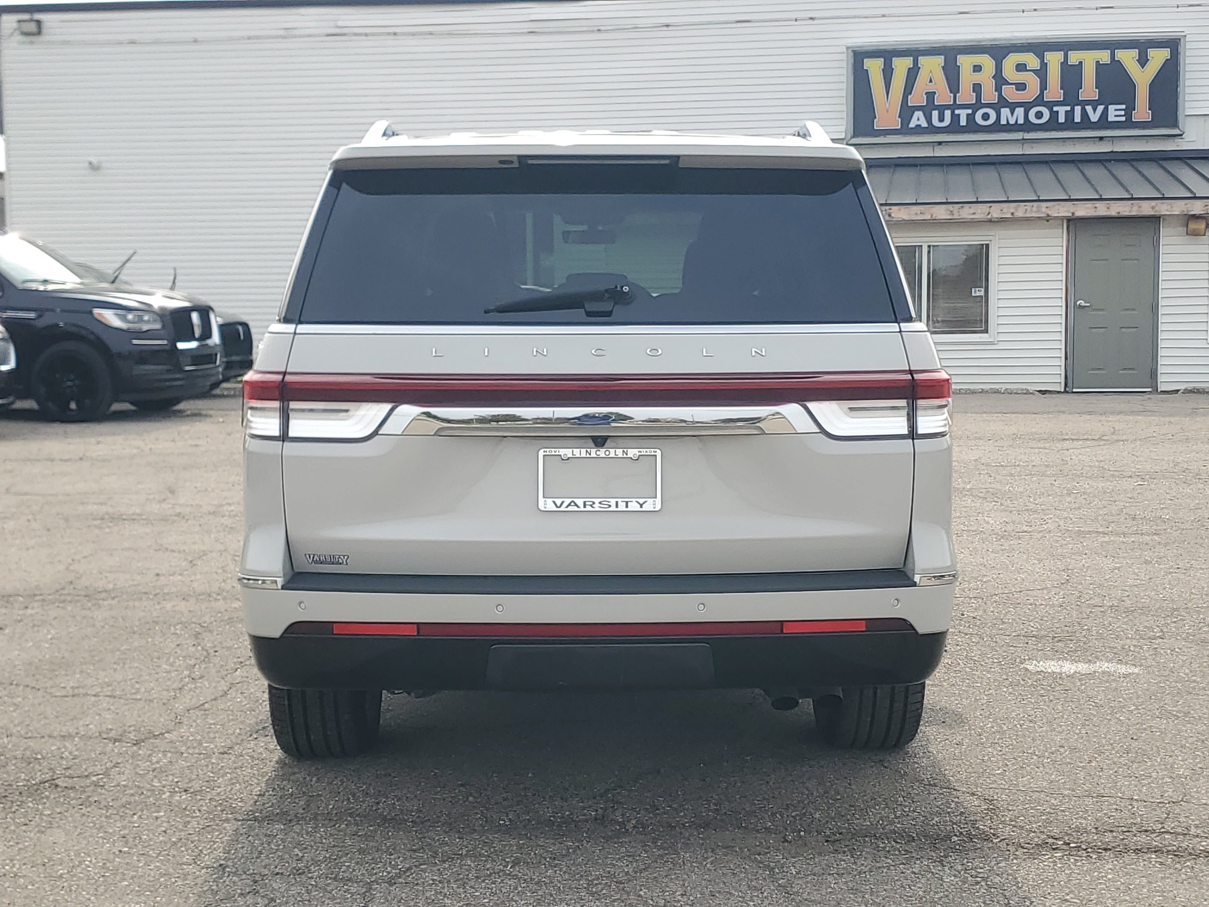Used 2023 Lincoln Navigator L Reserve AWD/4WD image 5