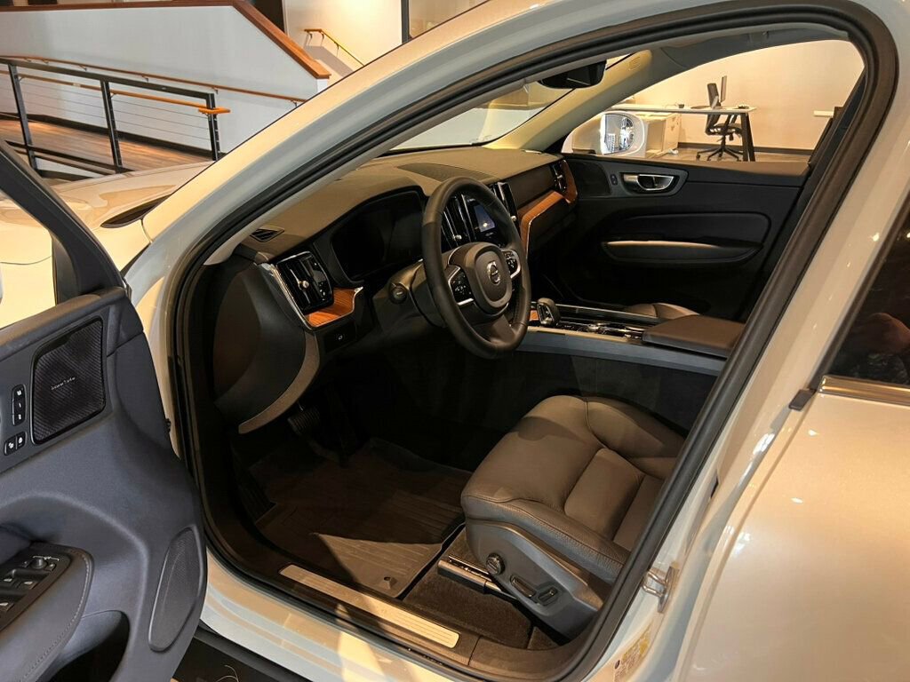 Used 2023 Volvo XC60 B5 Plus image 16
