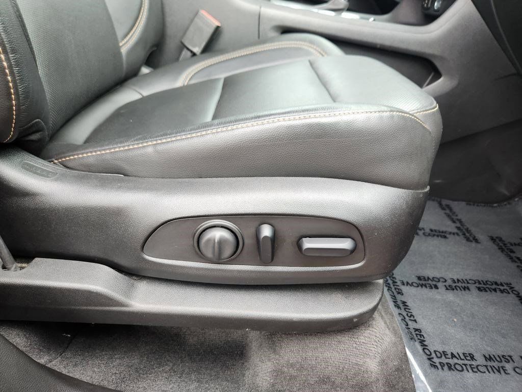 Used 2020 Chevrolet Traverse Premier w/ LPO, Black Accent Package image 18