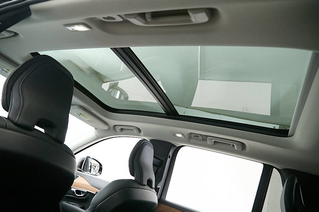 Certified 2024 Volvo XC90 T8 Plus AWD/4WD image 23