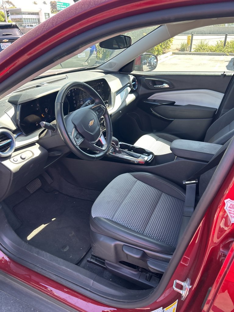Used 2025 Chevrolet Trax LT w/ LT Convenience Package FWD image 8