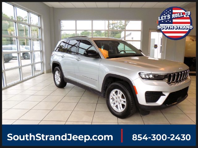 Certified 2024 Jeep Grand Cherokee Laredo RWD image 1