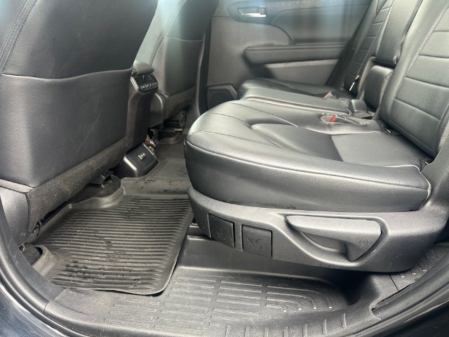 Used 2023 Toyota Highlander XLE AWD/4WD image 28