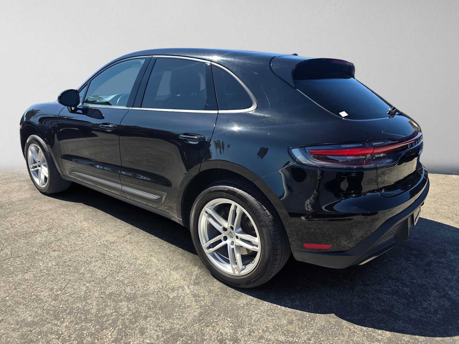 Used 2024 Porsche Macan AWD/4WD image 3