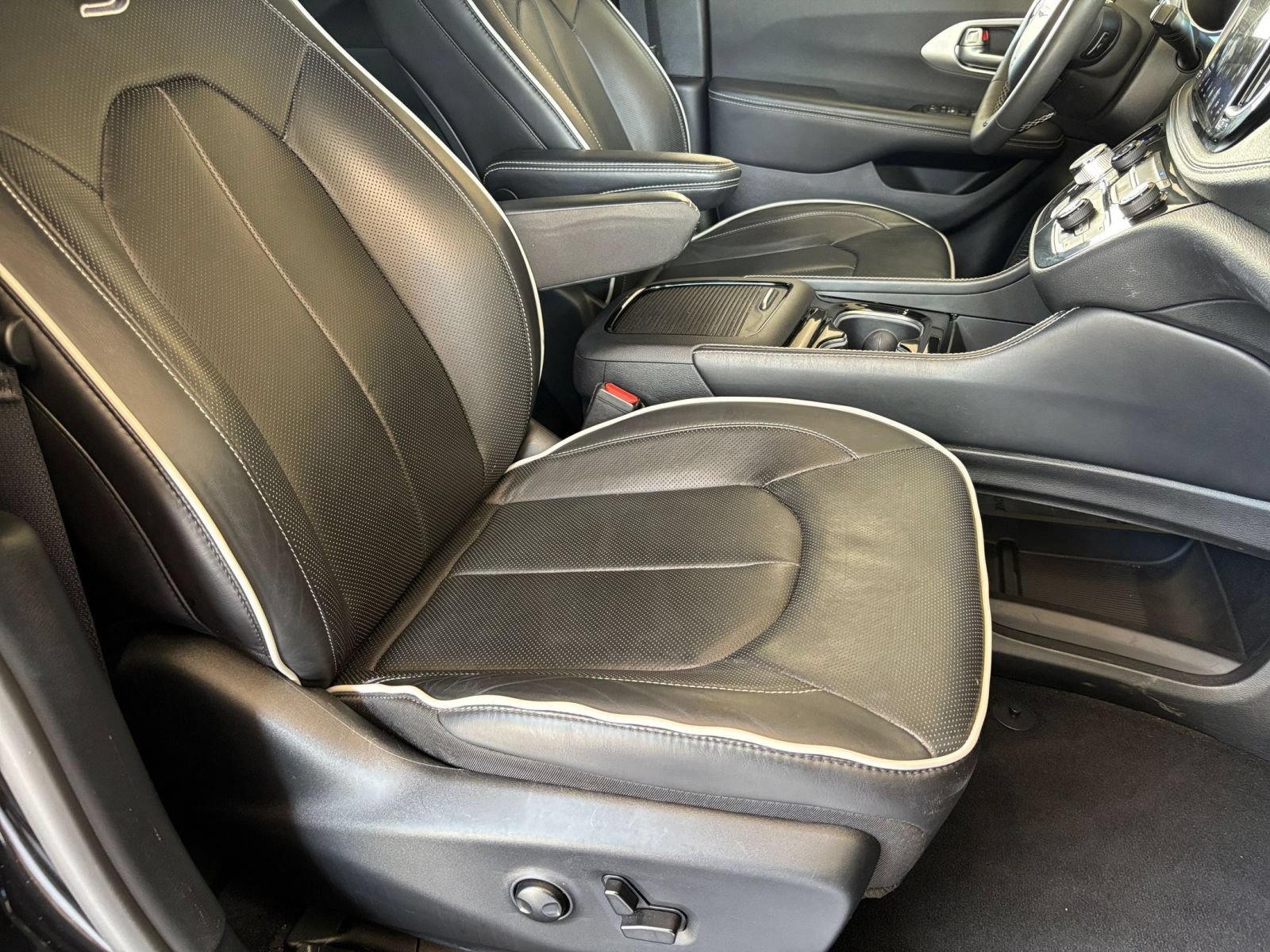 Used 2025 Chrysler Pacifica Limited FWD image 41