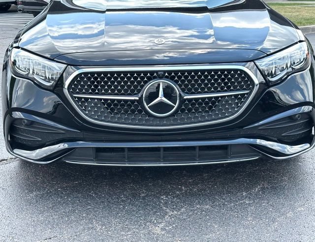 Used 2025 Mercedes-Benz E 350 4MATIC Sedan image 4