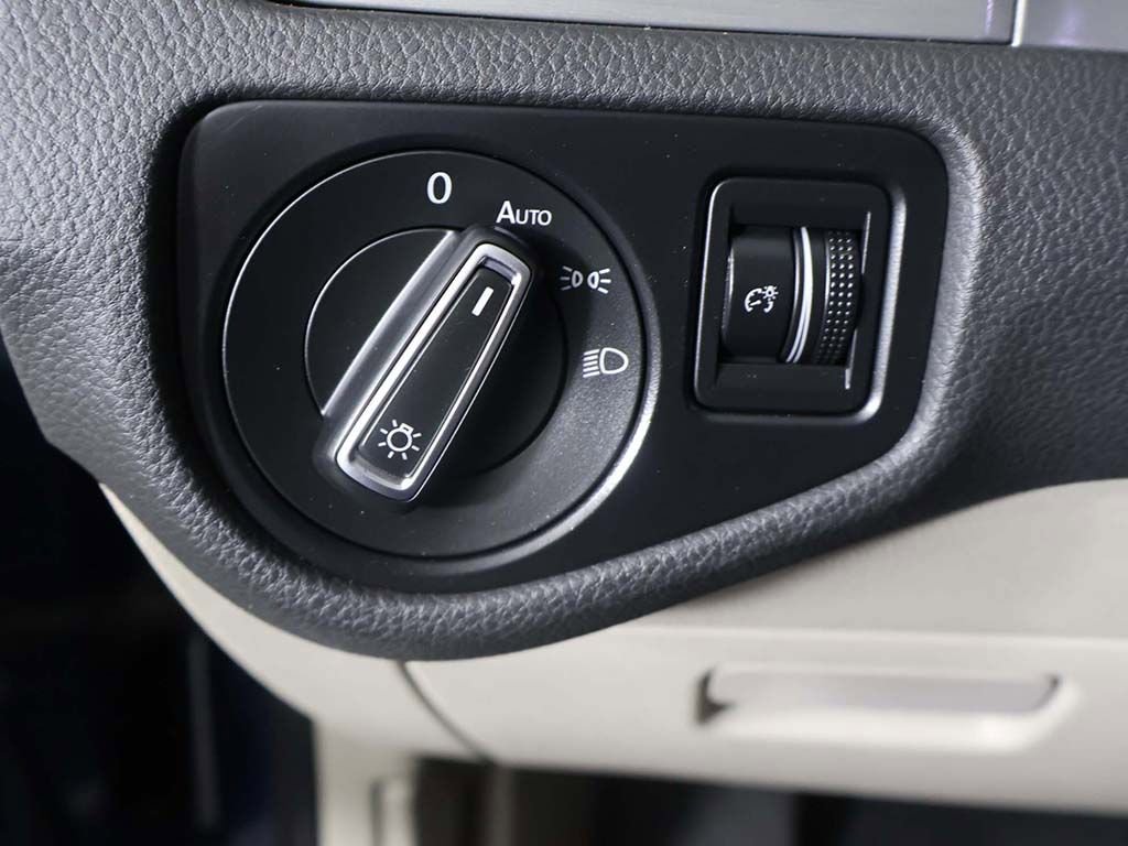 Used 2016 Volkswagen Golf Limited Edition image 35