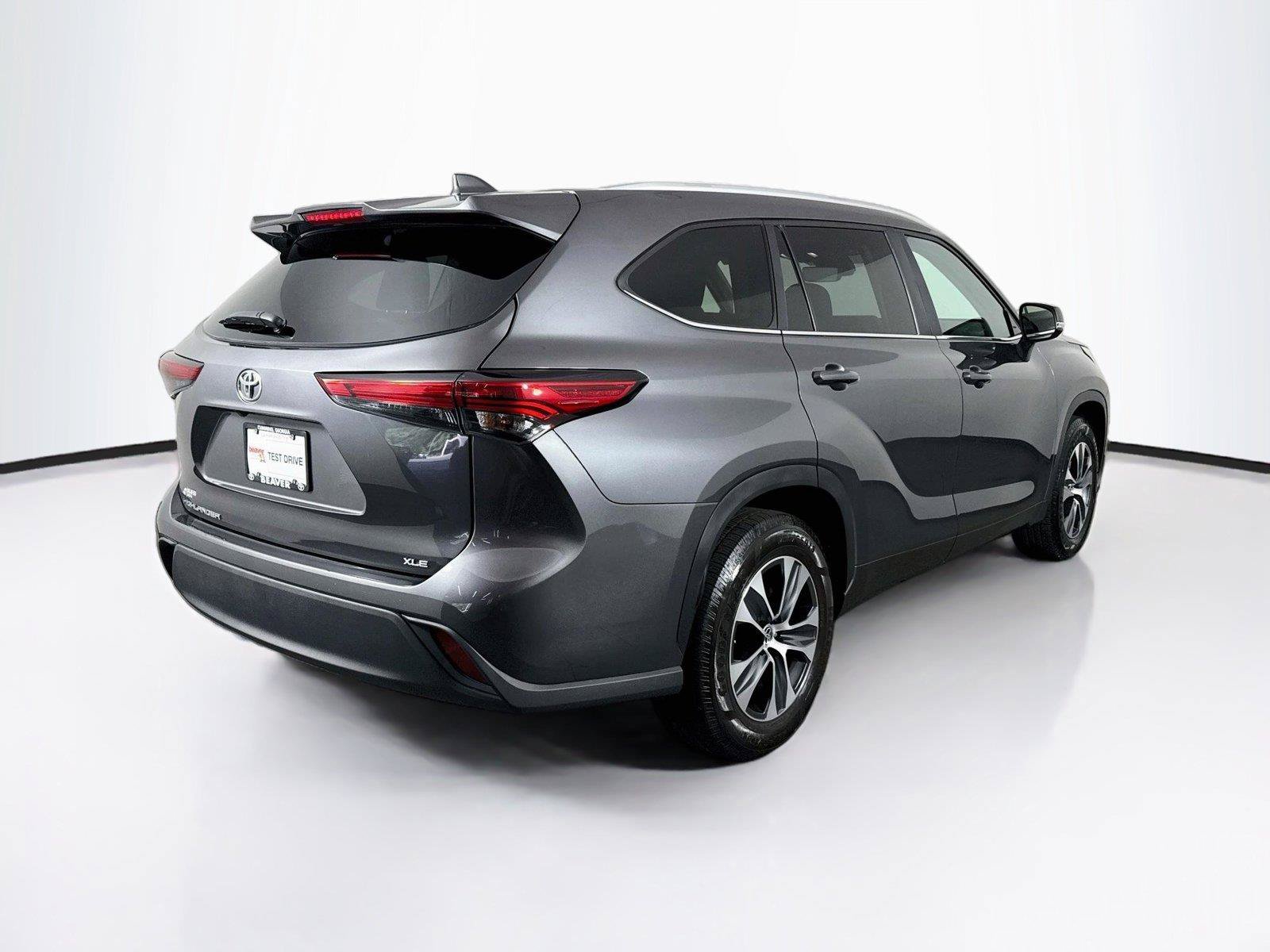 Certified 2023 Toyota Highlander XLE FWD image 2
