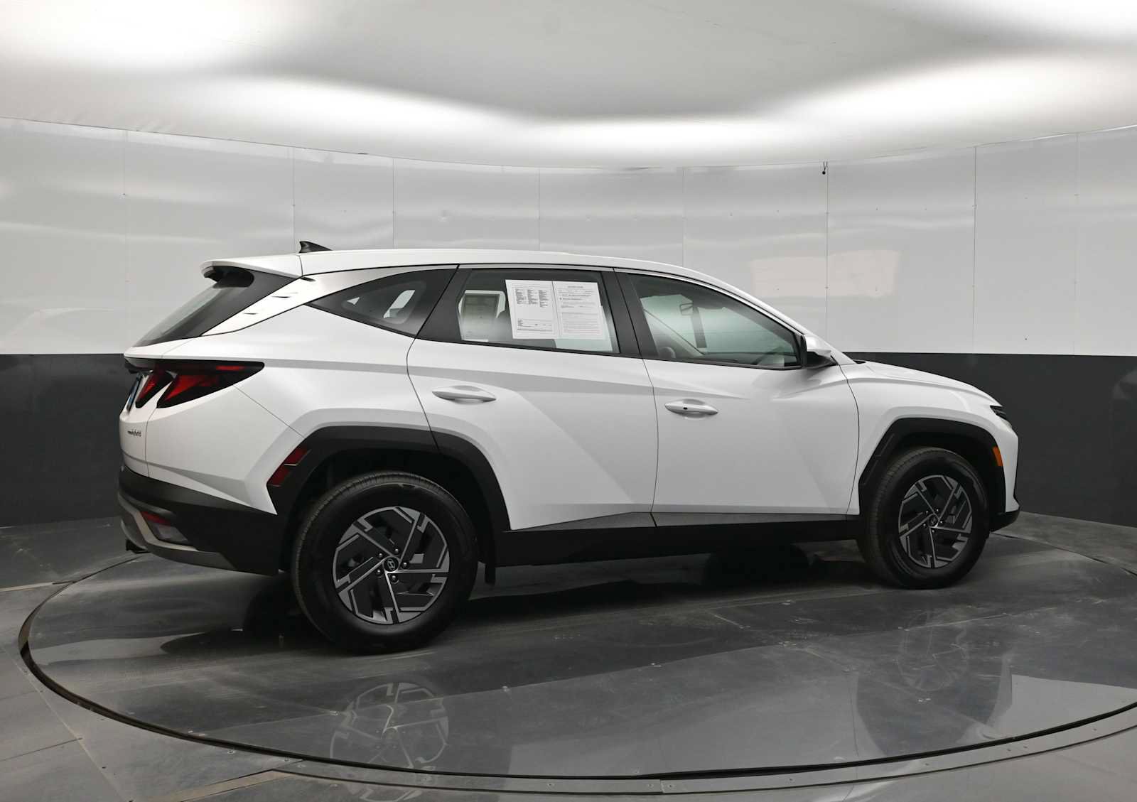 Used 2026 Hyundai Tucson Blue SE w/ Tow & Go Package AWD/4WD image 8