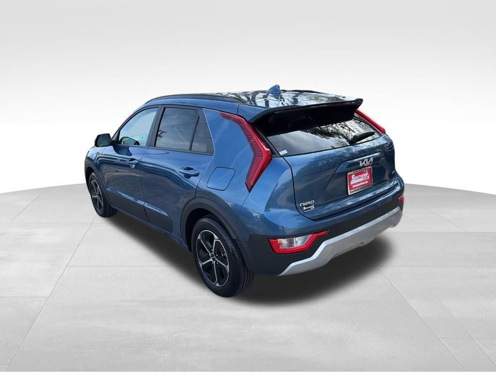 Certified 2025 Kia Niro EX FWD image 3