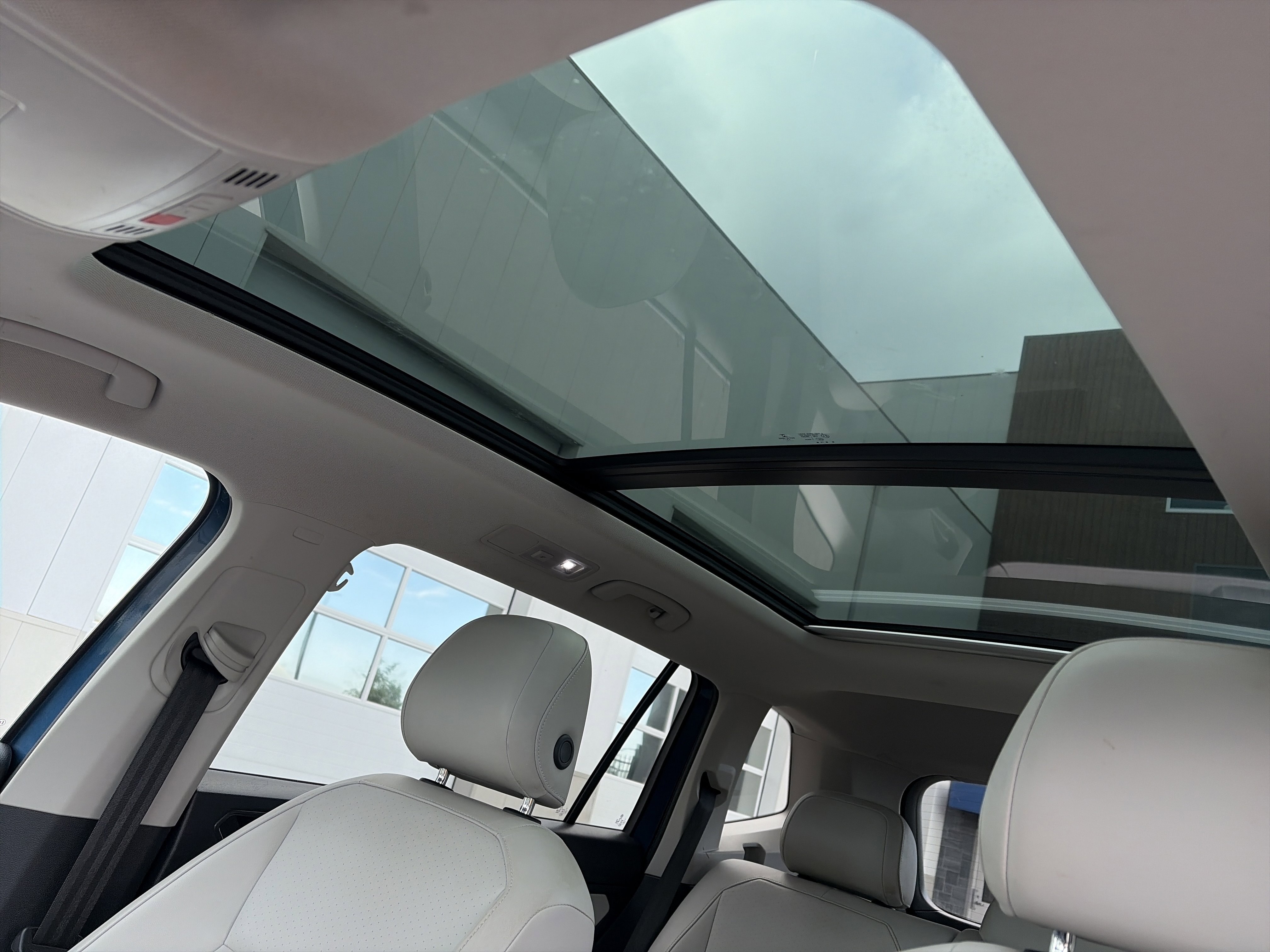 Used 2018 Volkswagen Tiguan SE w/ Panoramic Sunroof Package AWD/4WD image 29