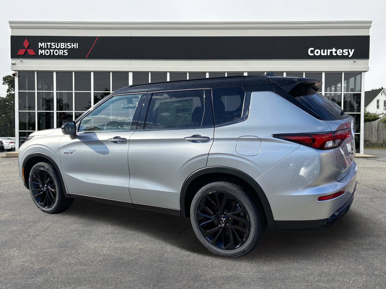 New 2025 Mitsubishi Outlander 4WD Plug-In Hybrid image 3