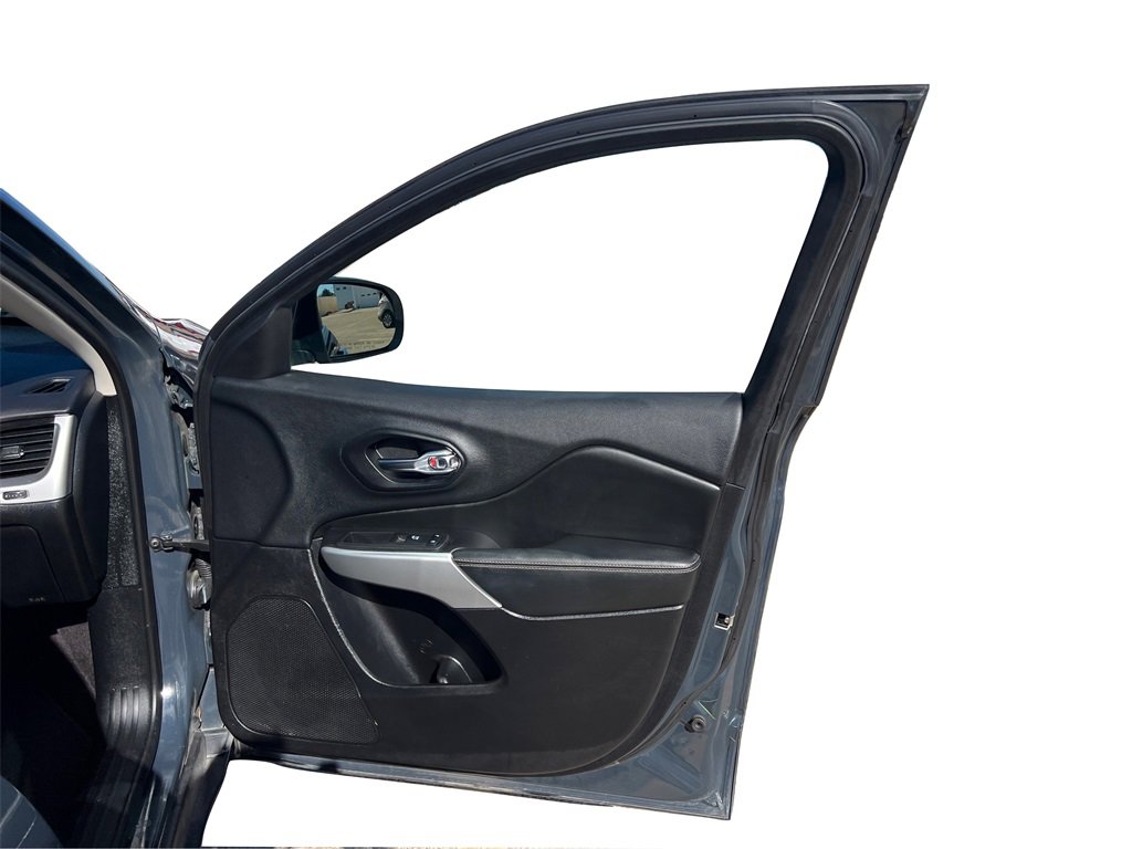 Used 2018 Jeep Cherokee Latitude Plus image 22