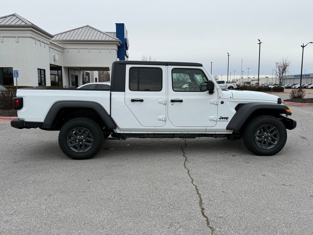 Used 2025 Jeep Gladiator Sport image 9
