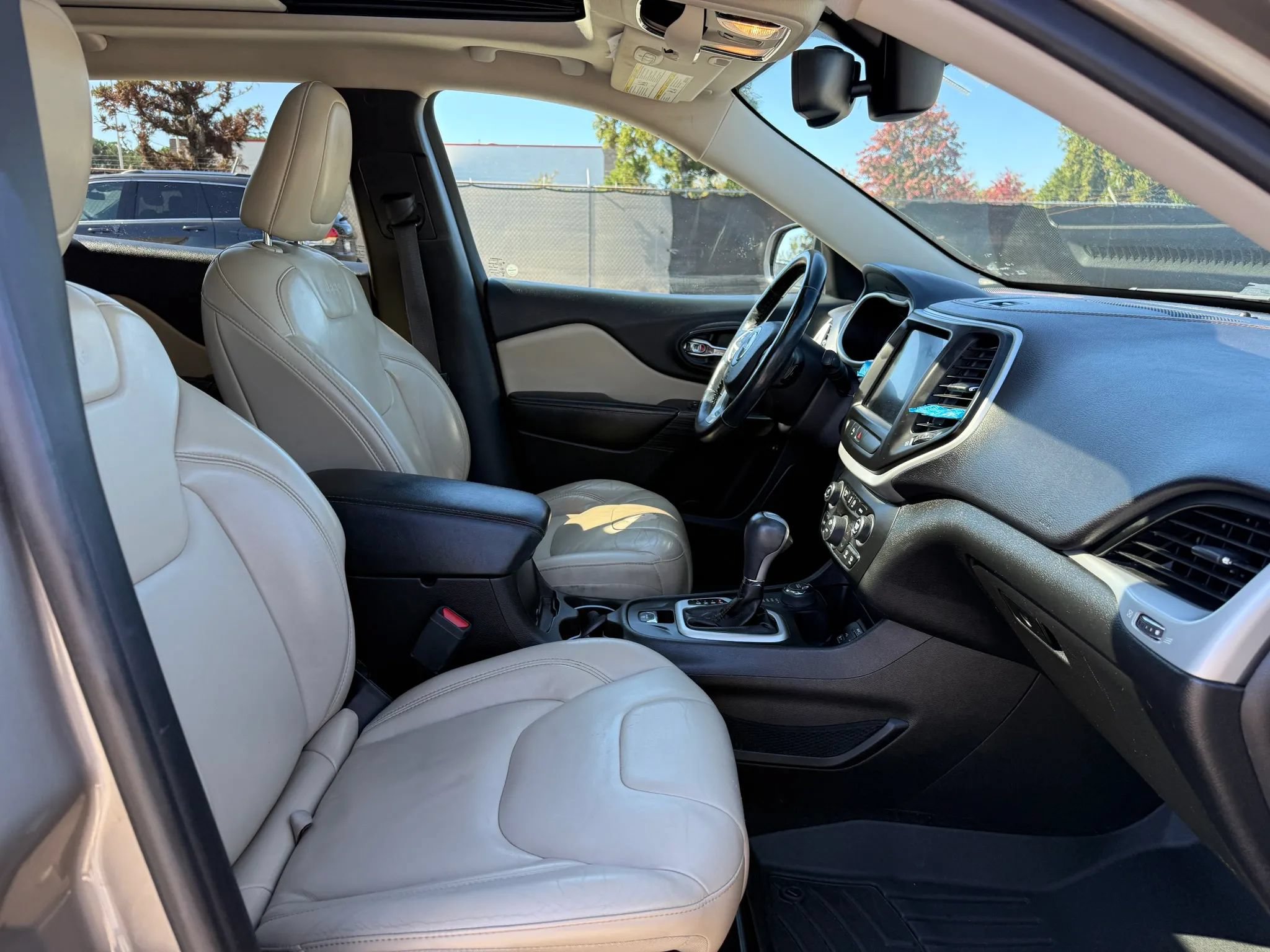 Used 2017 Jeep Cherokee Limited AWD/4WD image 18