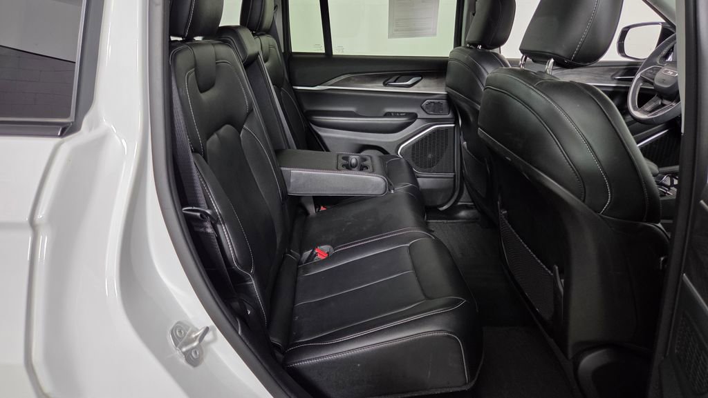 Used 2023 Jeep Grand Cherokee Limited image 35