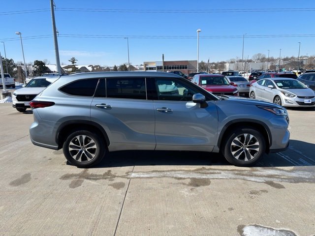 Used 2020 Toyota Highlander XLE image 4