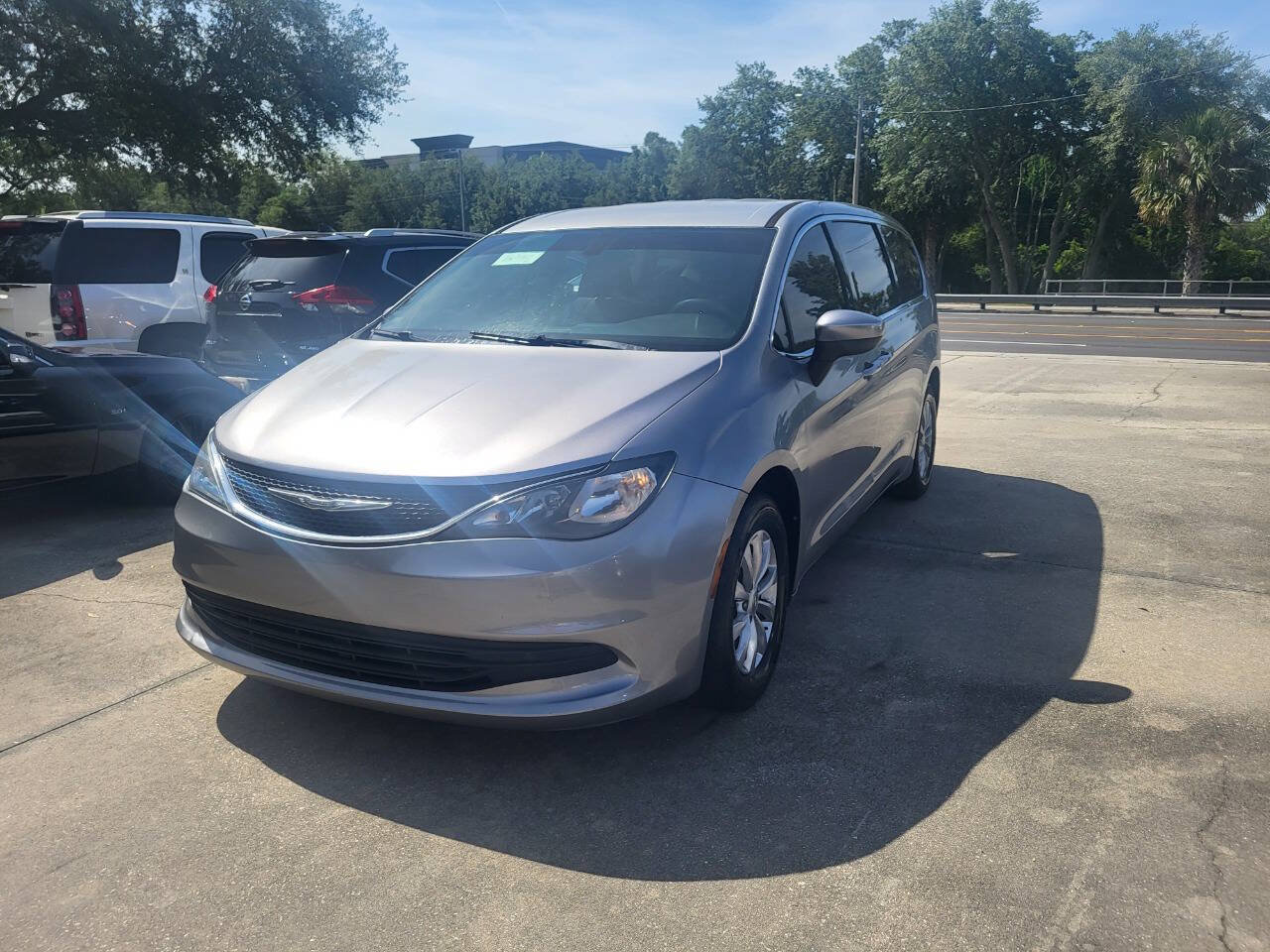 Used 2017 Chrysler Pacifica Touring w/ Tire & Wheel Group FWD image 71