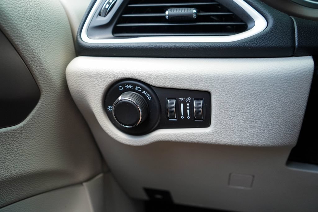 Used 2023 Chrysler Voyager LX FWD image 32