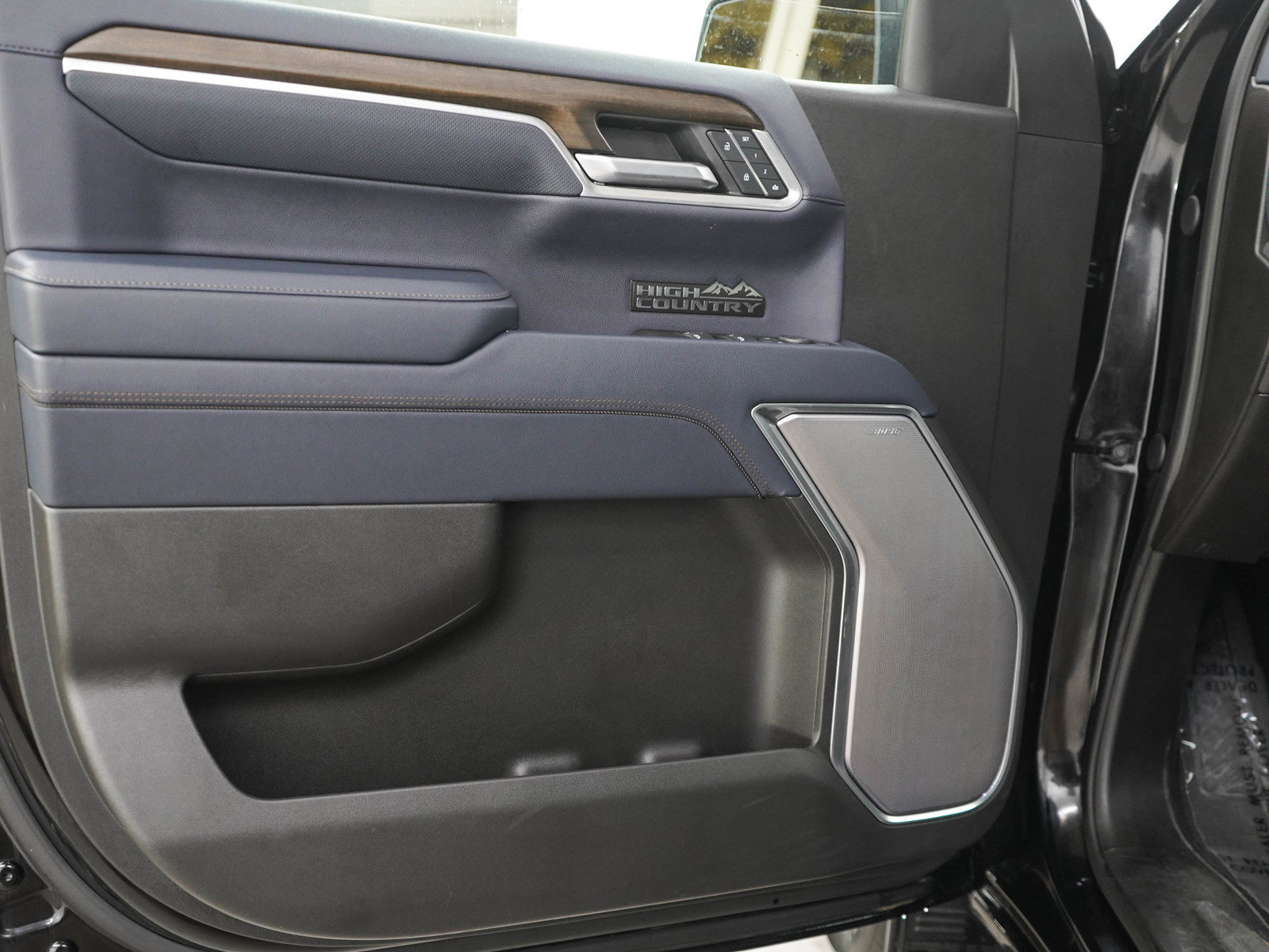 Used 2025 Chevrolet Silverado 1500 High Country w/ Technology Package AWD/4WD image 16