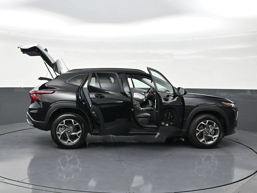 Used 2025 Chevrolet Trax LT w/ Driver Confidence Package FWD image 26