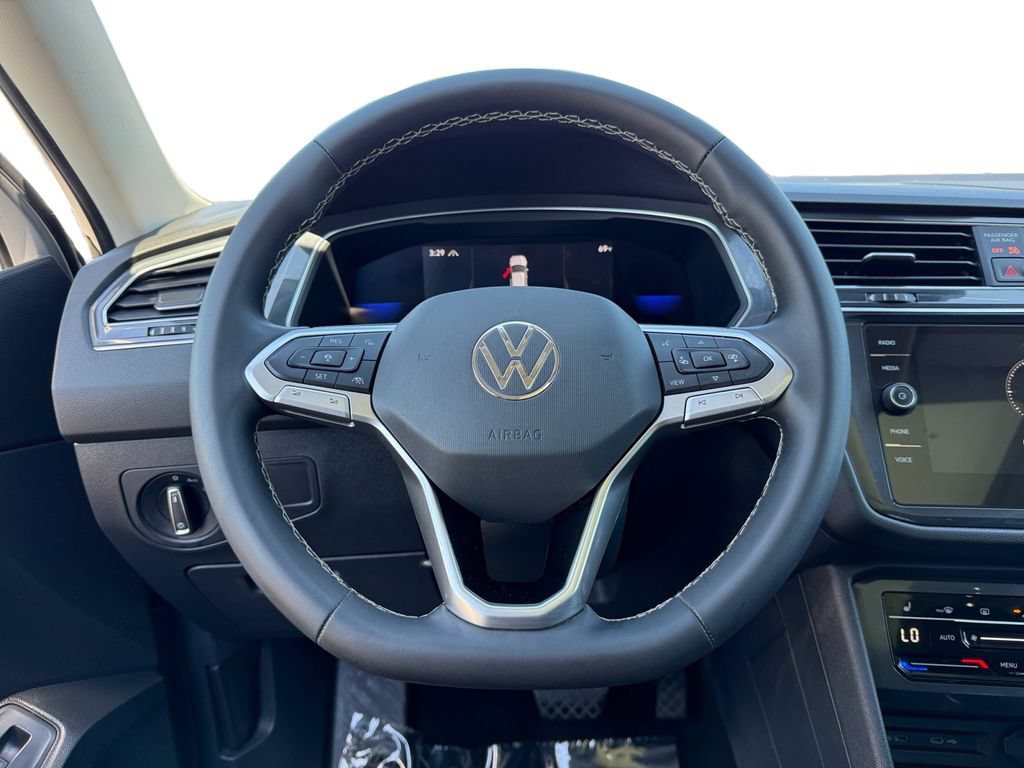 Used 2022 Volkswagen Tiguan SE w/ Panoramic Sunroof Package AWD/4WD image 9
