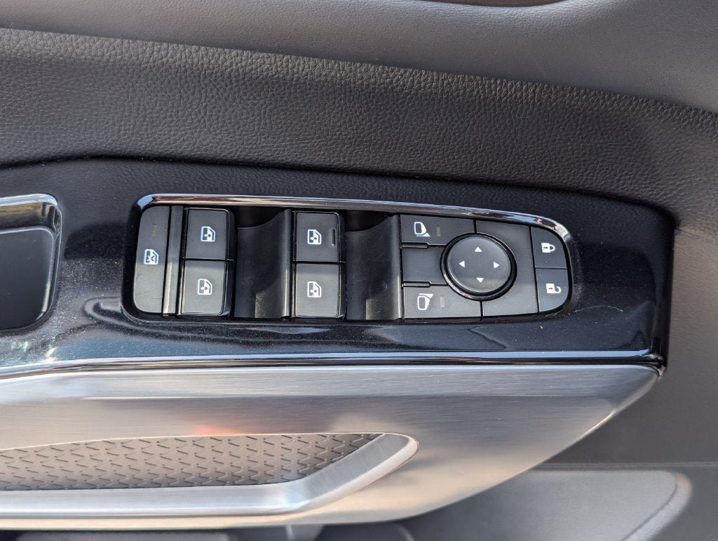 Used 2023 Nissan Pathfinder SL w/ Lighting Package (N92) FWD image 18