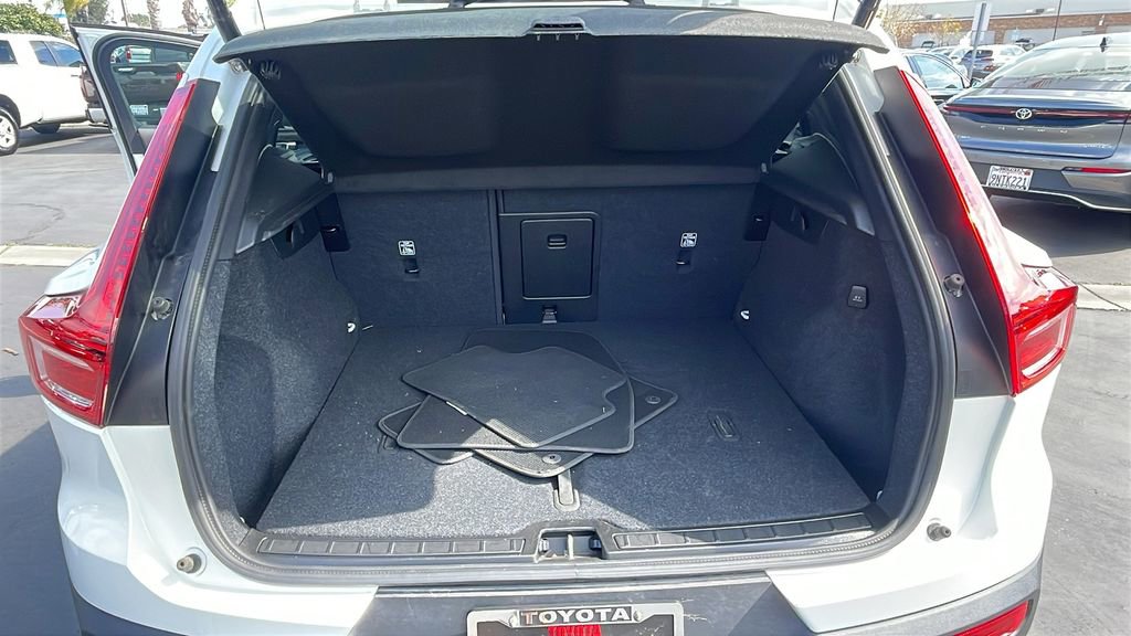Used 2025 Volvo XC40 B5 Plus image 30