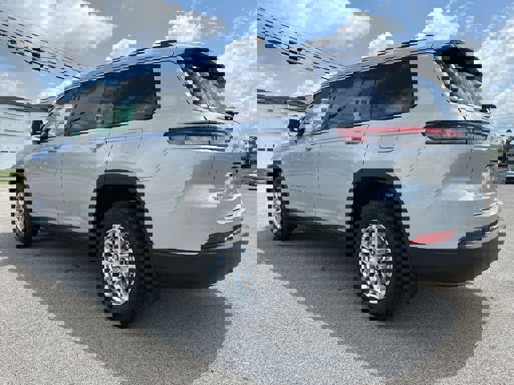 New 2025 Jeep Grand Cherokee L Laredo w/ Trailer Tow Package image 11