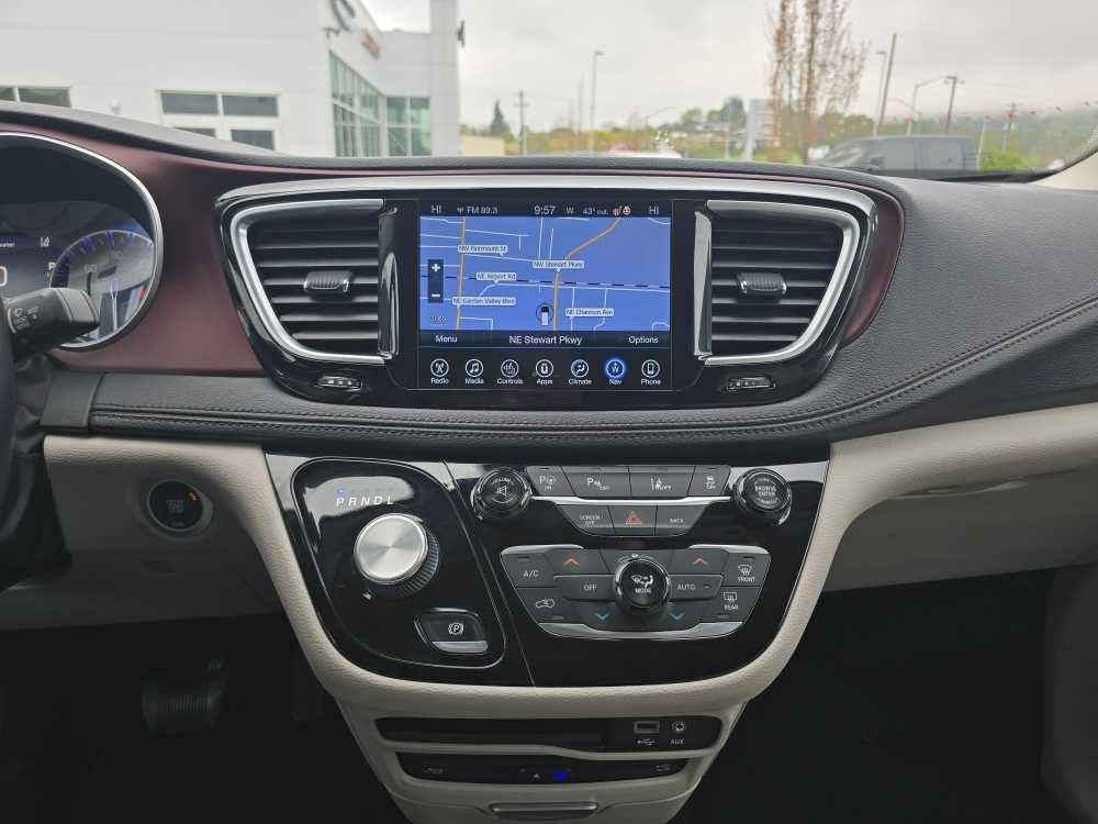 Used 2017 Chrysler Pacifica Limited w/ UConnect Theater Package image 12