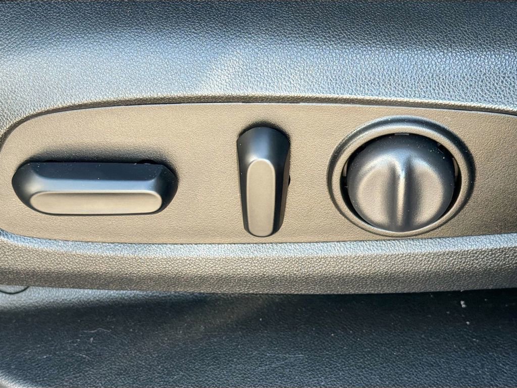 Used 2020 Chevrolet Equinox LS w/ LS Convenience Package image 24