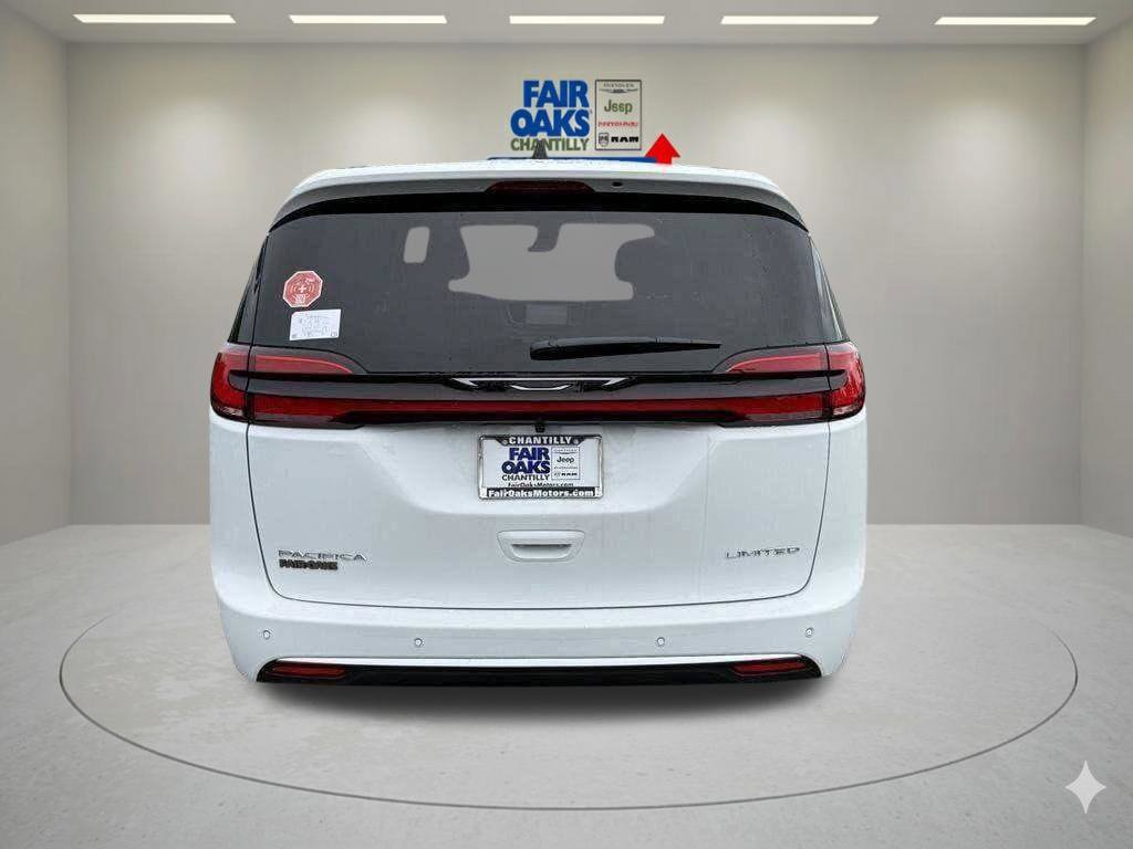 New 2027 Chrysler Pacifica Limited FWD image 6