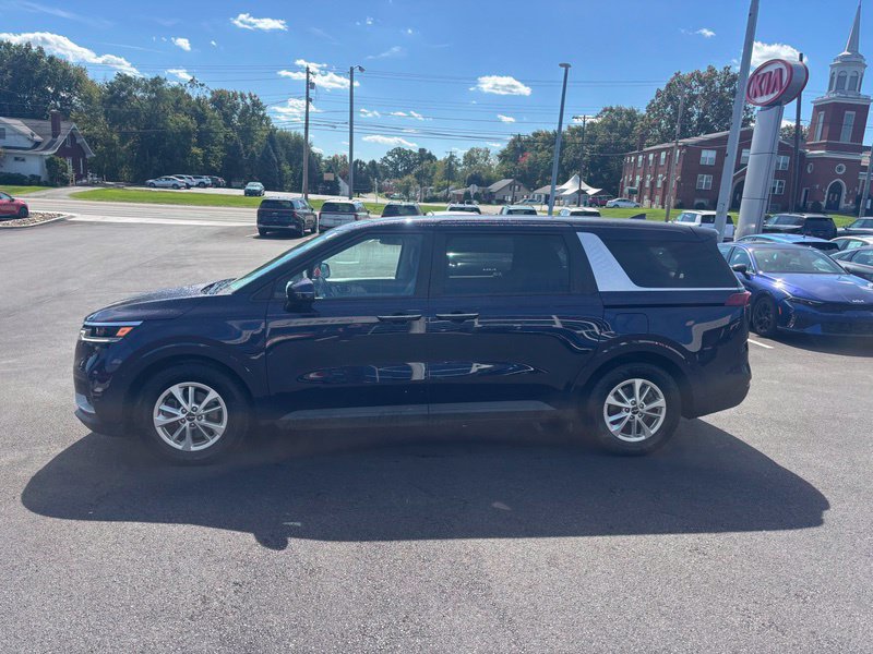 Used 2023 Kia Carnival LX FWD image 5