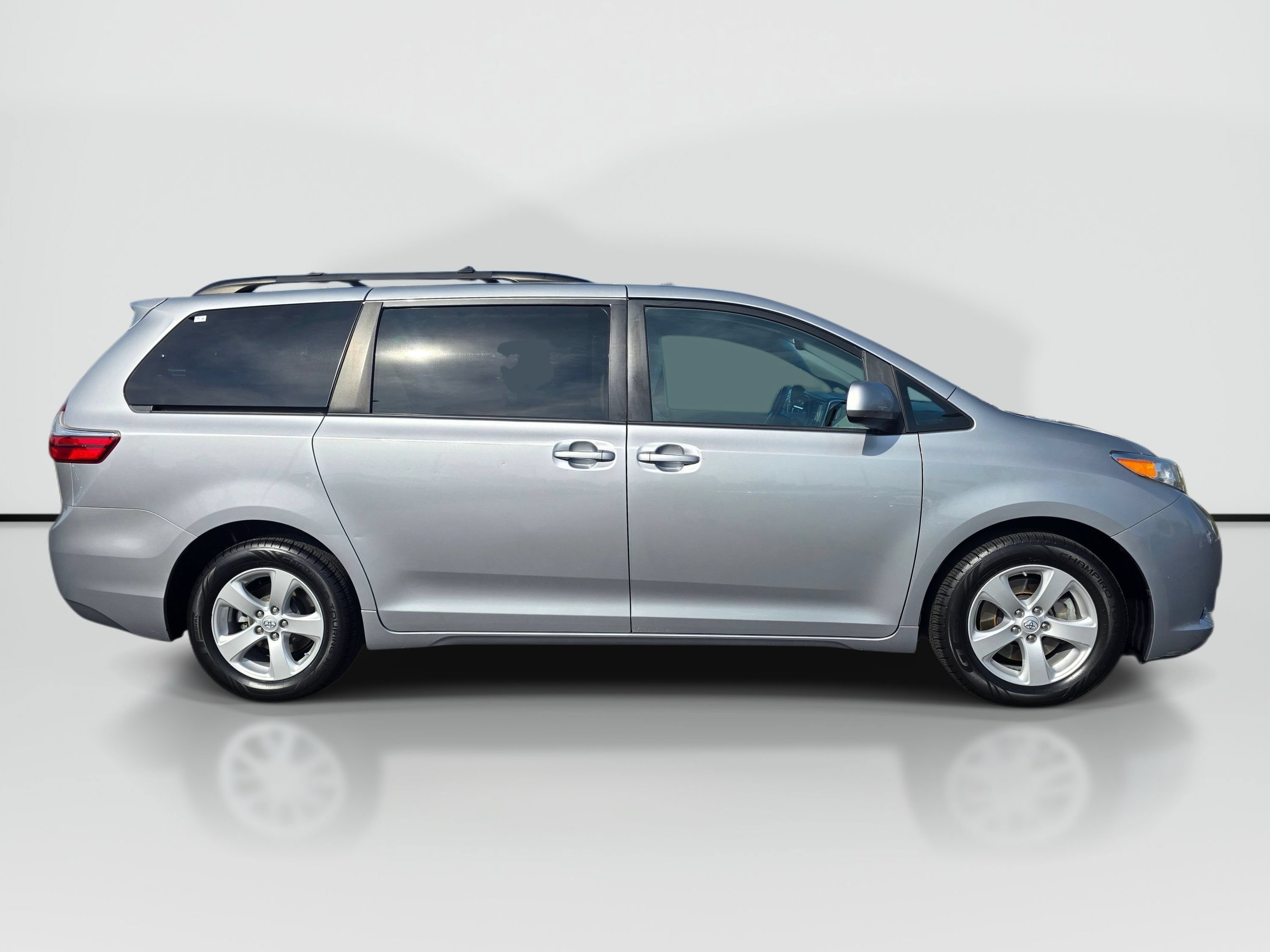 Used 2017 Toyota Sienna LE FWD image 6