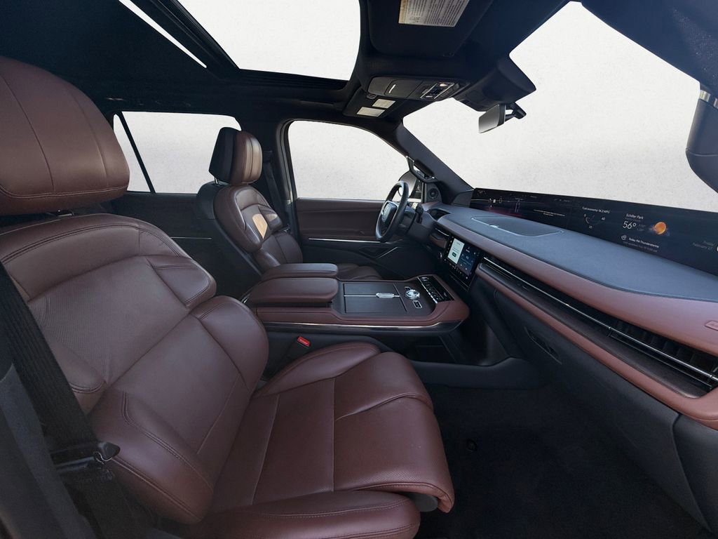 Used 2025 Lincoln Navigator Reserve image 3