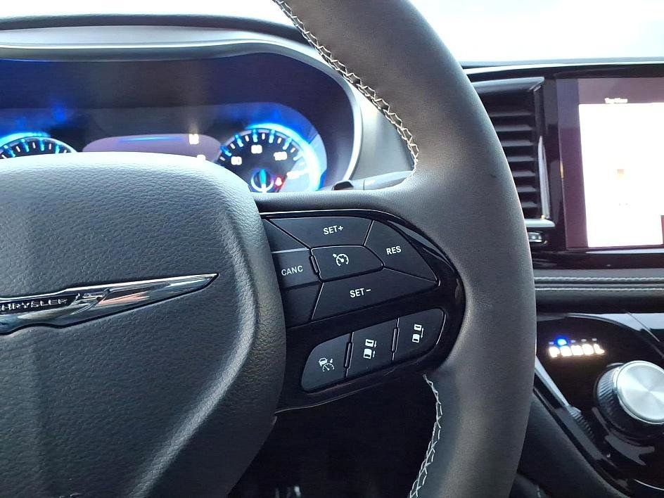 Used 2023 Chrysler Pacifica Limited w/ Uconnect Theater Family Group image 31