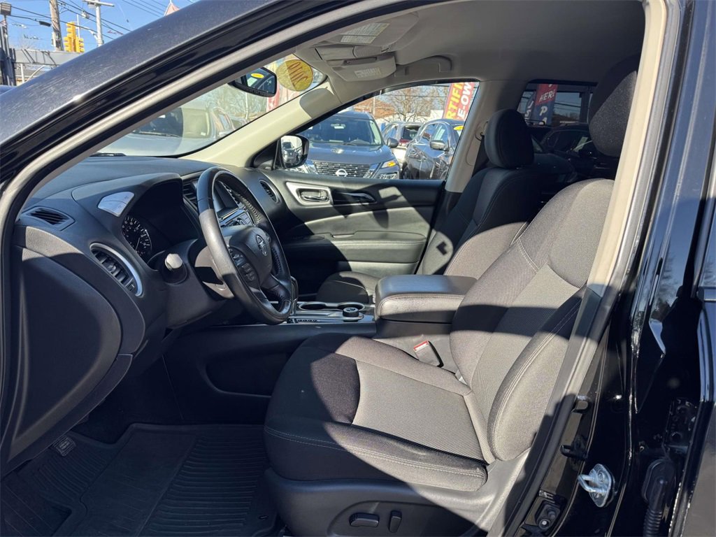 Used 2019 Nissan Pathfinder SV image 16