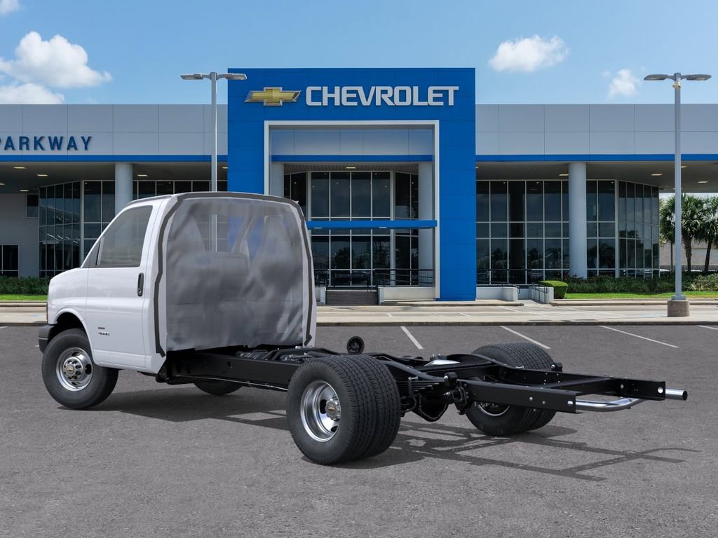 New 2026 Chevrolet Express 4500 w/ School Bus Package RWD image 3