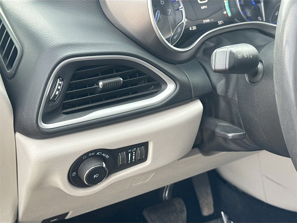 Used 2022 Chrysler Pacifica Touring-L image 10