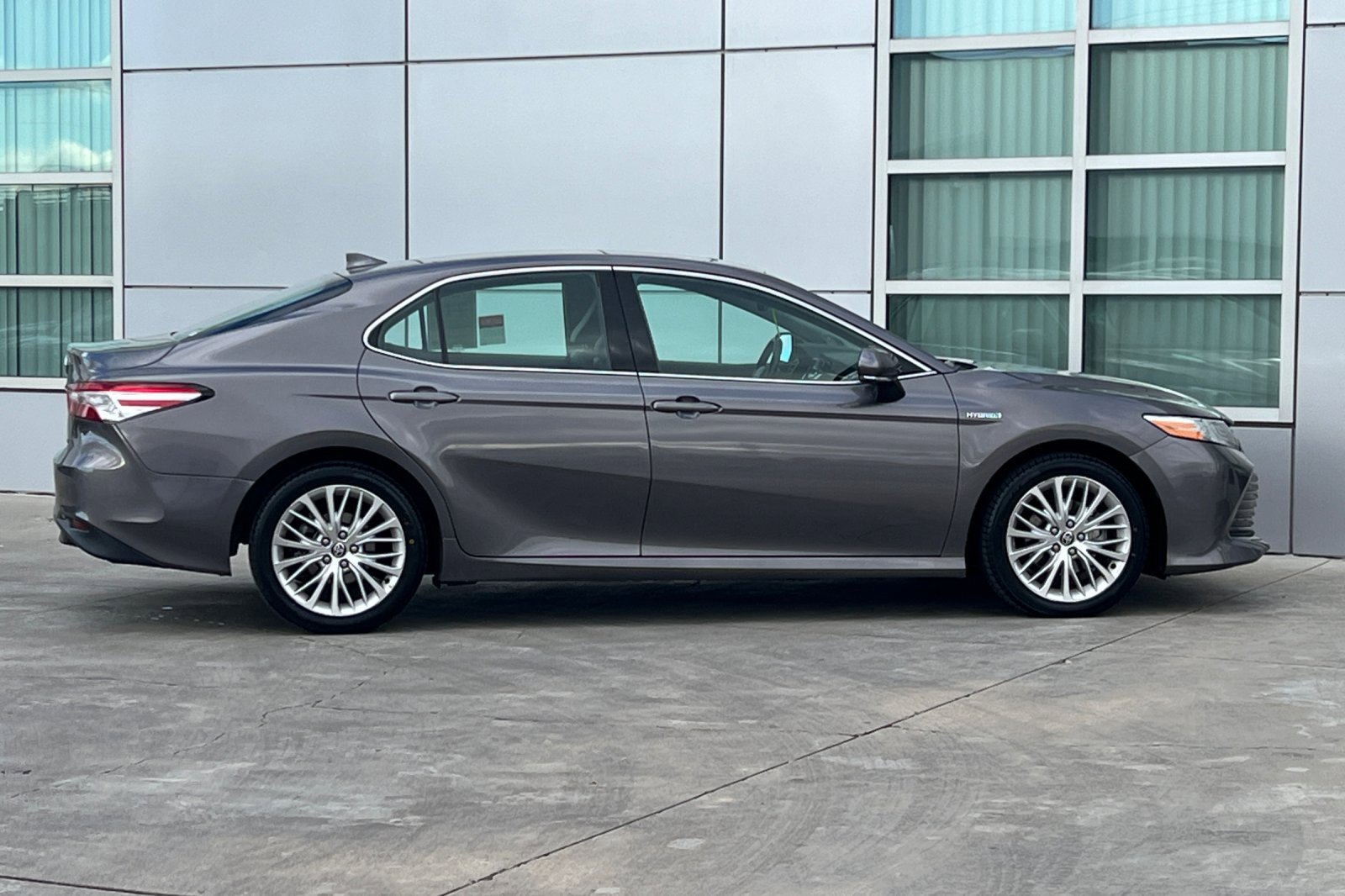 Certified 2020 Toyota Camry XLE w/ Sunroof Package image 3