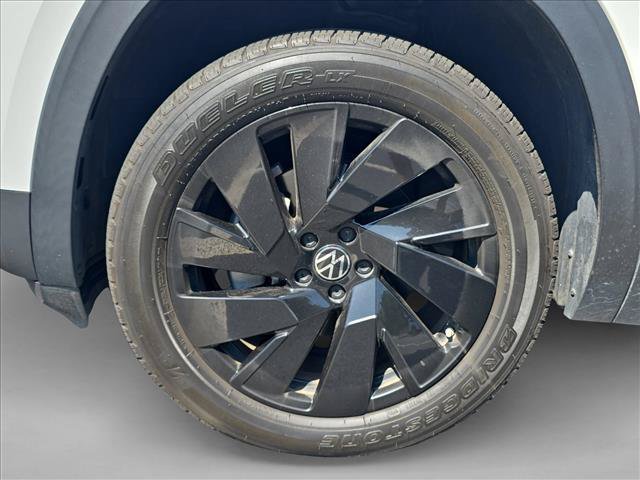 Used 2024 Volkswagen Atlas Cross Sport SE w/ Panoramic Sunroof Package FWD image 27