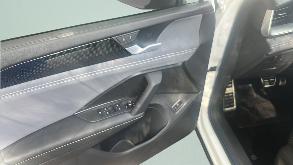 New 2026 Volkswagen Tiguan SE R-Line FWD image 10