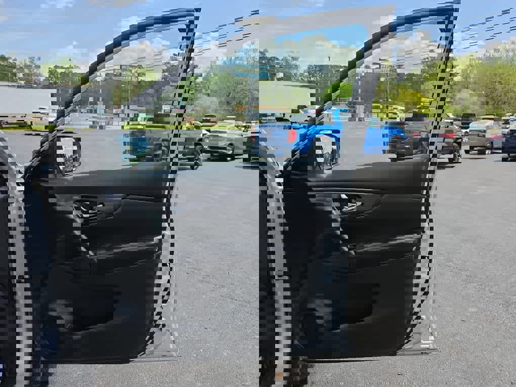 Used 2019 Nissan Rogue SV image 22