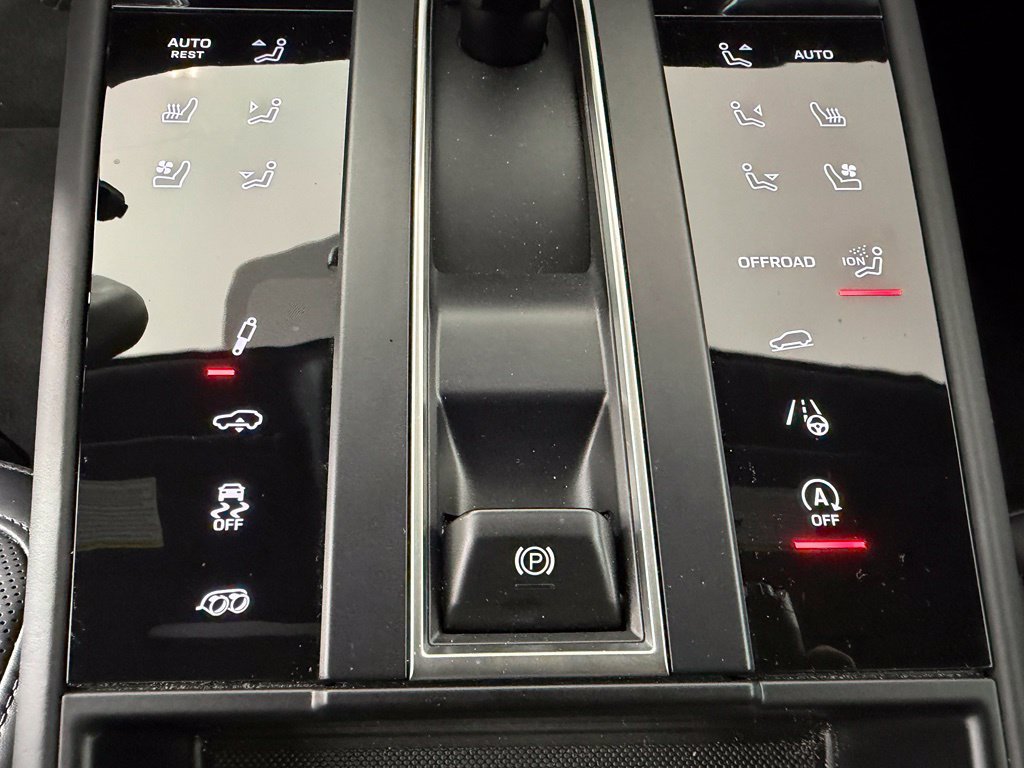 Certified 2025 Porsche Macan S AWD/4WD image 31