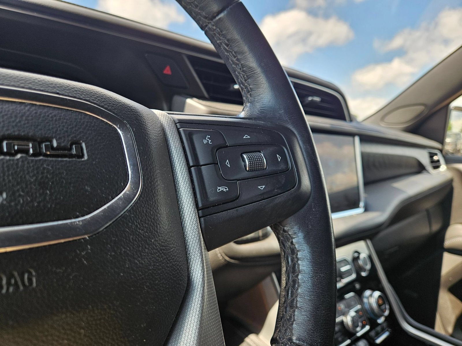 Used 2022 GMC Yukon Denali w/ Advanced Technology Package AWD/4WD image 13