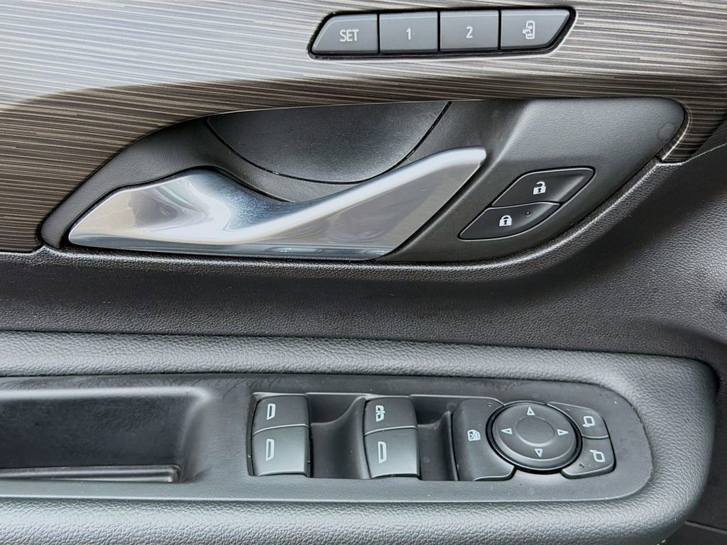 Used 2024 GMC Terrain SLT image 27